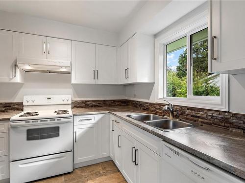 3135 Highview St, Victoria, BC - Indoor Photo Showing Kitchen With Double Sink