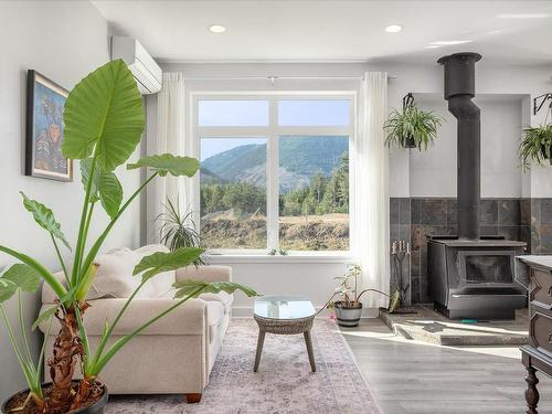 1665 Meadowood Way, Qualicum Beach, BC - Indoor With Fireplace