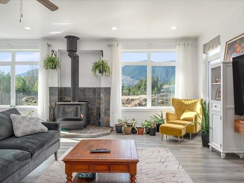 1665 Meadowood Way, Qualicum Beach, BC - Indoor Photo Showing Living Room With Fireplace