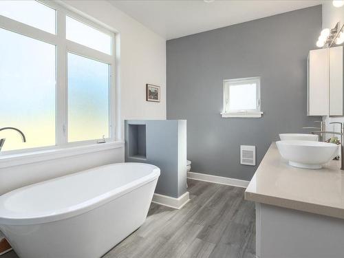 1665 Meadowood Way, Qualicum Beach, BC - Indoor Photo Showing Bathroom