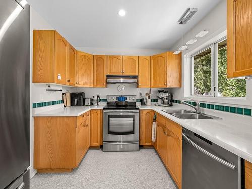 1480 Skeena Dr, Comox, BC - Indoor Photo Showing Kitchen With Double Sink