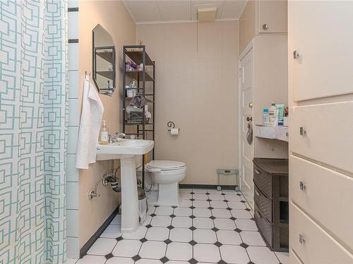 1032 Verrinder Ave, Victoria, BC - Indoor Photo Showing Bathroom