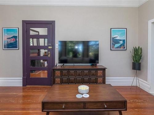 1032 Verrinder Ave, Victoria, BC - Indoor Photo Showing Living Room