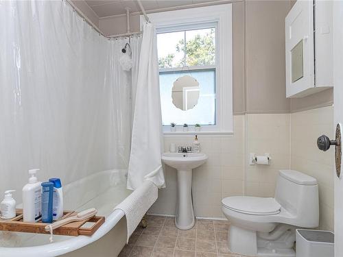 1032 Verrinder Ave, Victoria, BC - Indoor Photo Showing Bathroom