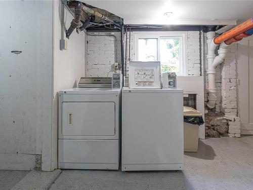 1032 Verrinder Ave, Victoria, BC - Indoor Photo Showing Laundry Room