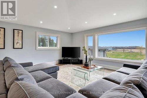 565 Second Rd E, Hamilton, ON - Indoor Photo Showing Living Room