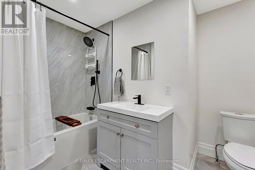 565 Second Rd E, Hamilton, ON - Indoor Photo Showing Bathroom