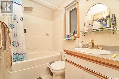 216A N Avenue S, Saskatoon, SK - Indoor Photo Showing Bathroom