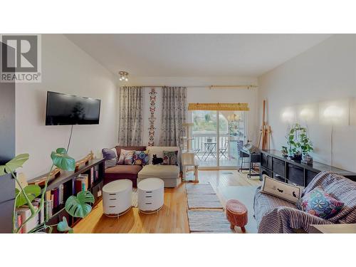 8029 Vedette Drive, Osoyoos, BC - Indoor Photo Showing Living Room