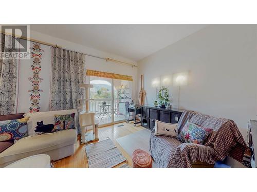 8029 Vedette Drive, Osoyoos, BC - Indoor Photo Showing Living Room