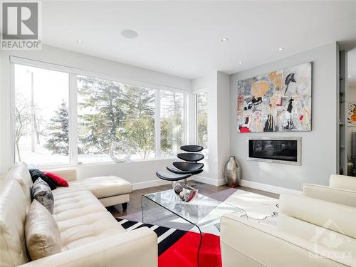 615 Island Park Crescent, Ottawa, ON - Indoor Photo Showing Living Room