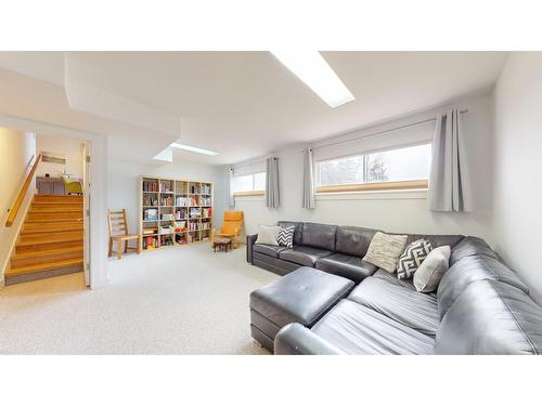 402 Alpine Crescent, Kimberley, BC - Indoor Photo Showing Living Room