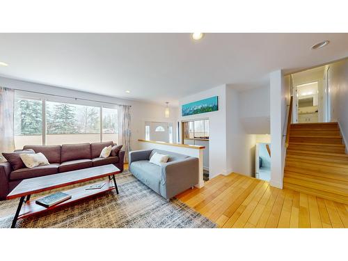 402 Alpine Crescent, Kimberley, BC - Indoor Photo Showing Living Room