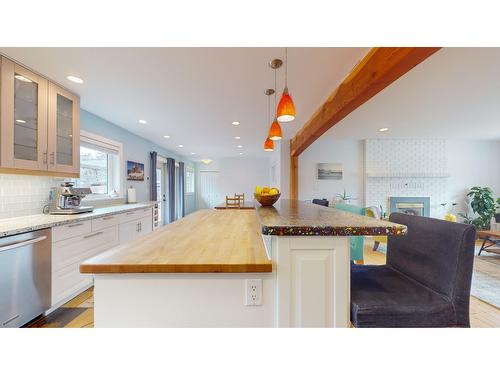 402 Alpine Crescent, Kimberley, BC - Indoor Photo Showing Kitchen With Upgraded Kitchen