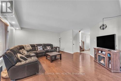 19 Powell Dr, Hamilton, ON - Indoor Photo Showing Living Room
