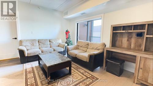 419 - 2550 Sandwich Parkway W, Windsor, ON - Indoor Photo Showing Living Room