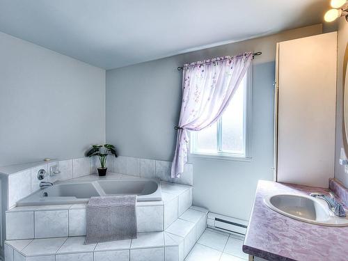 Bathroom - 990 Rue Pesant, Laval (Sainte-Dorothée), QC - Indoor Photo Showing Bathroom