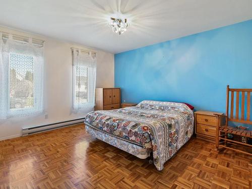 Chambre Ã  coucher principale - 201 Rue Levert, Lavaltrie, QC - Indoor Photo Showing Bedroom