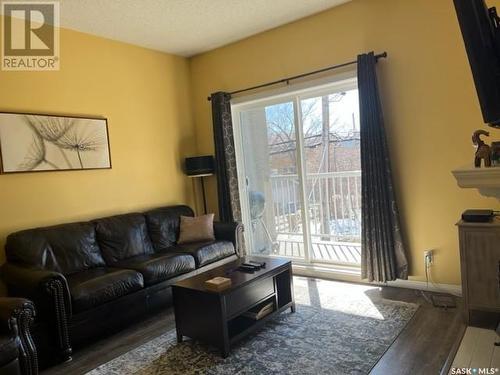 10 2935 Victoria Avenue, Regina, SK - Indoor Photo Showing Living Room