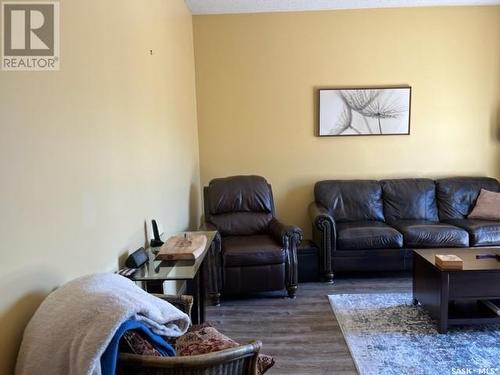 10 2935 Victoria Avenue, Regina, SK - Indoor Photo Showing Living Room