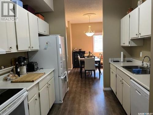 10 2935 Victoria Avenue, Regina, SK - Indoor Photo Showing Kitchen With Double Sink