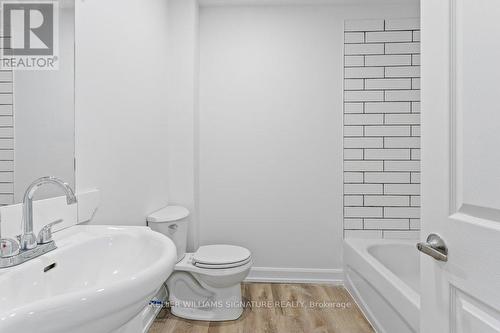 24-26 Cayuga St, Brantford, ON - Indoor Photo Showing Bathroom