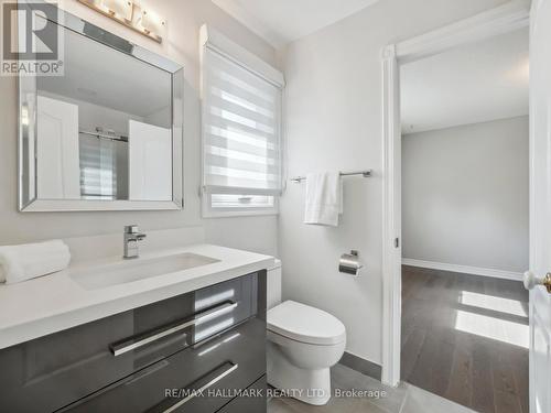 10 Dunloe Rd, Richmond Hill, ON - Indoor Photo Showing Bathroom