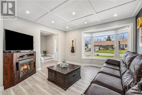 15 Lapointe Boulevard, Embrun, ON - Indoor Photo Showing Living Room
