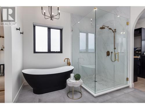 652 Trumpeter Road, Kelowna, BC - Indoor Photo Showing Bathroom