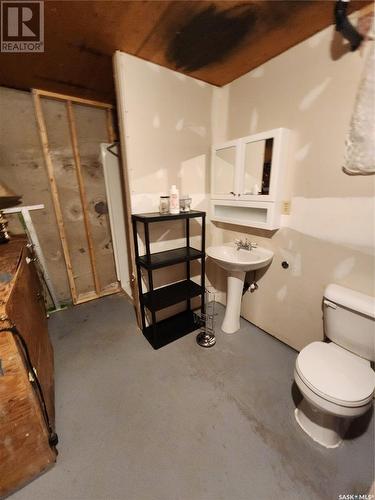 209 3Rd Avenue E, Lampman, SK - Indoor Photo Showing Bathroom