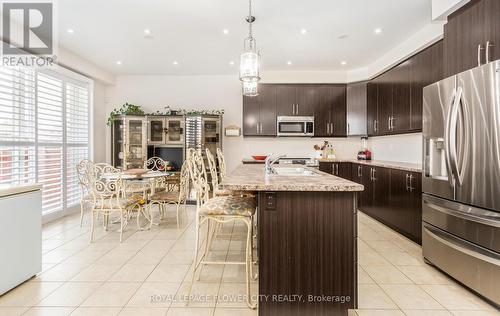 19 Arkwright Dr, Brampton, ON - Indoor Photo Showing Kitchen With Upgraded Kitchen
