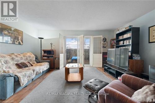 #18 -75 Ventura Dr, St. Catharines, ON - Indoor Photo Showing Living Room