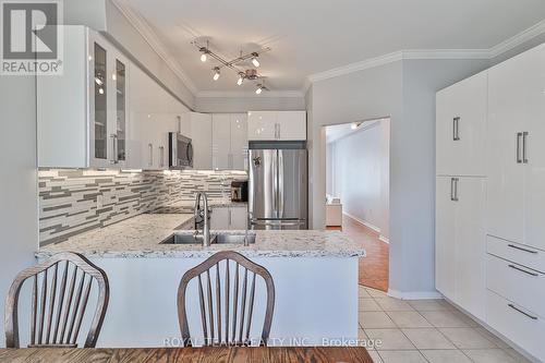 #280 -23 Observatory Lane, Richmond Hill, ON - Indoor Photo Showing Kitchen With Upgraded Kitchen