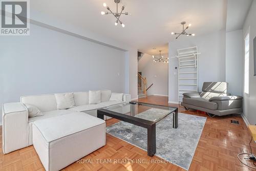 #280 -23 Observatory Lane, Richmond Hill, ON - Indoor Photo Showing Living Room