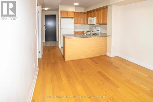 #210 -30 North Park Rd, Vaughan, ON - Indoor Photo Showing Kitchen