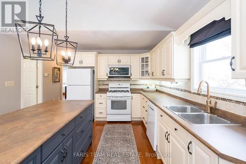 44 Second St, Tiny, ON - Indoor Photo Showing Kitchen With Double Sink