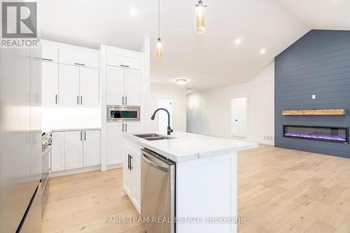 71 Rue Eric, Tiny, ON - Indoor Photo Showing Kitchen With Double Sink With Upgraded Kitchen