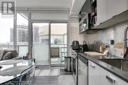413 - 10 De Boers Drive, Toronto, ON - Indoor Photo Showing Kitchen With Upgraded Kitchen