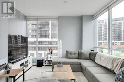 413 - 10 De Boers Drive, Toronto, ON - Indoor Photo Showing Living Room