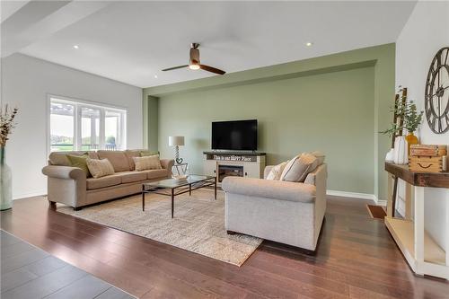 77 Avery Crescent|Unit #16, St. Catharines, ON - Indoor Photo Showing Living Room