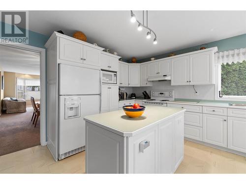 1871 2 Avenue Ne, Salmon Arm, BC - Indoor Photo Showing Kitchen