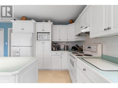 1871 2 Avenue Ne, Salmon Arm, BC - Indoor Photo Showing Kitchen