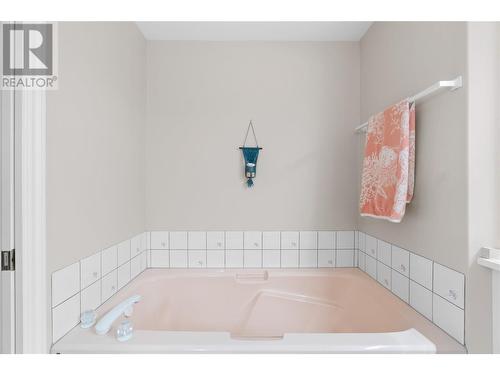 1871 2 Avenue Ne, Salmon Arm, BC - Indoor Photo Showing Bathroom