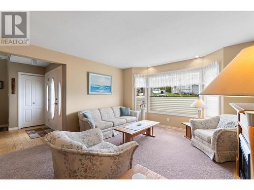 1871 2 Avenue Ne, Salmon Arm, BC - Indoor Photo Showing Living Room