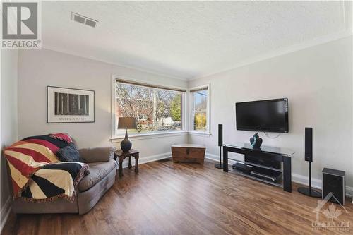 1673 Edge Hill Place, Ottawa, ON - Indoor Photo Showing Living Room