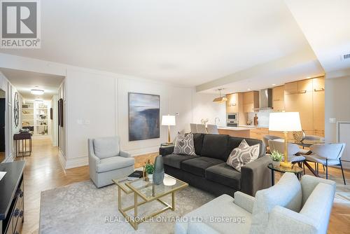 #517 -55 Front St E, Toronto, ON - Indoor Photo Showing Living Room