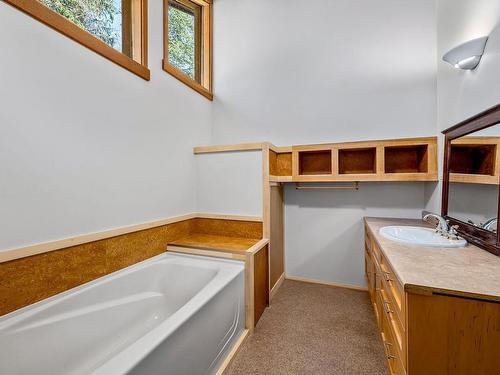 6912 Railway Ave, Courtenay, BC - Indoor Photo Showing Bathroom
