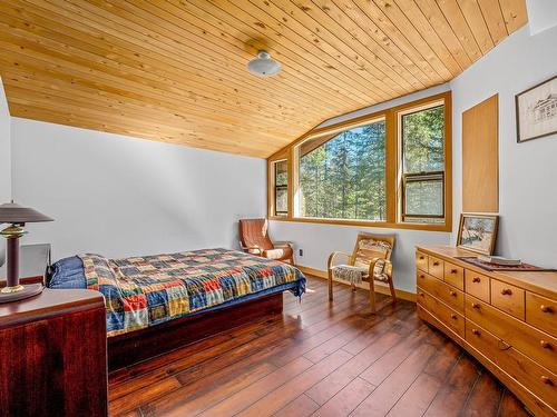 6912 Railway Ave, Courtenay, BC - Indoor Photo Showing Bedroom