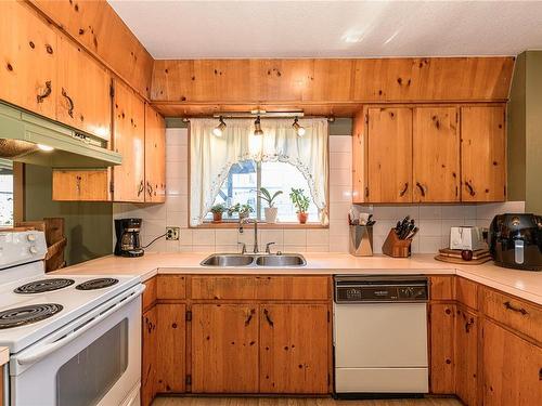 8005 Queen St, Crofton, BC - Indoor Photo Showing Kitchen With Double Sink