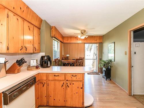 8005 Queen St, Crofton, BC - Indoor Photo Showing Kitchen